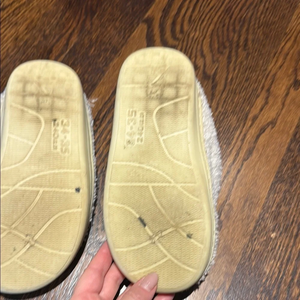 Cozy Smiley Face Slippers girls size 34-35